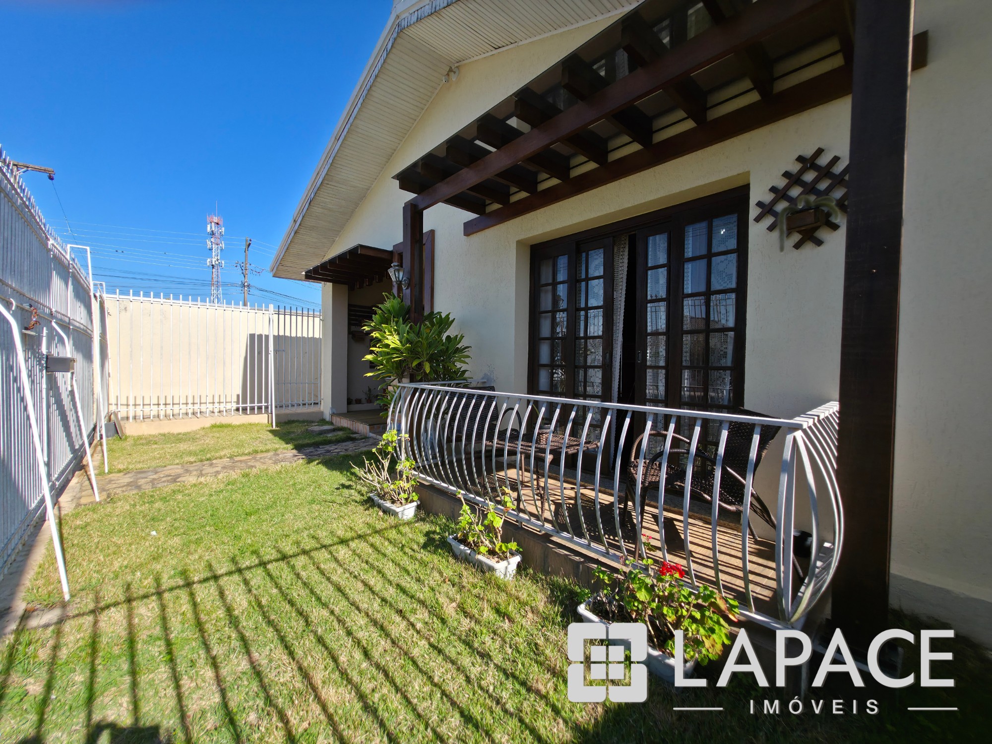 CASA COM 3 QUARTOS, 1 SUÍTE, EDÍCULA COMPLETA E 5 VAGAS DE GARAGEM, NA AV. ANA RITA, UVARANAS, PONTA GROSSA PR — foto 1
