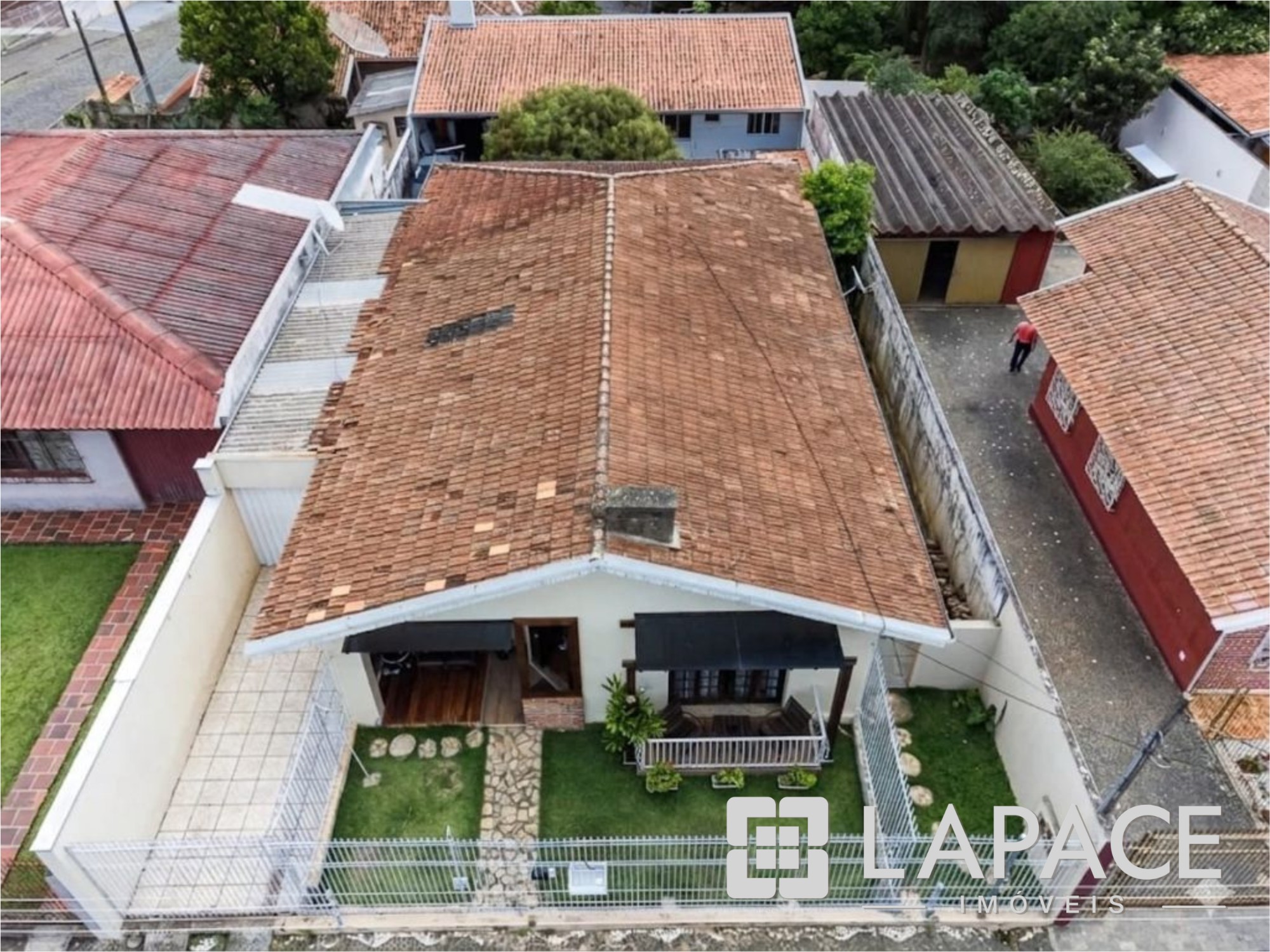 CASA COM 3 QUARTOS, 1 SUÍTE, EDÍCULA COMPLETA E 5 VAGAS DE GARAGEM, NA AV. ANA RITA, UVARANAS, PONTA GROSSA PR — foto 25