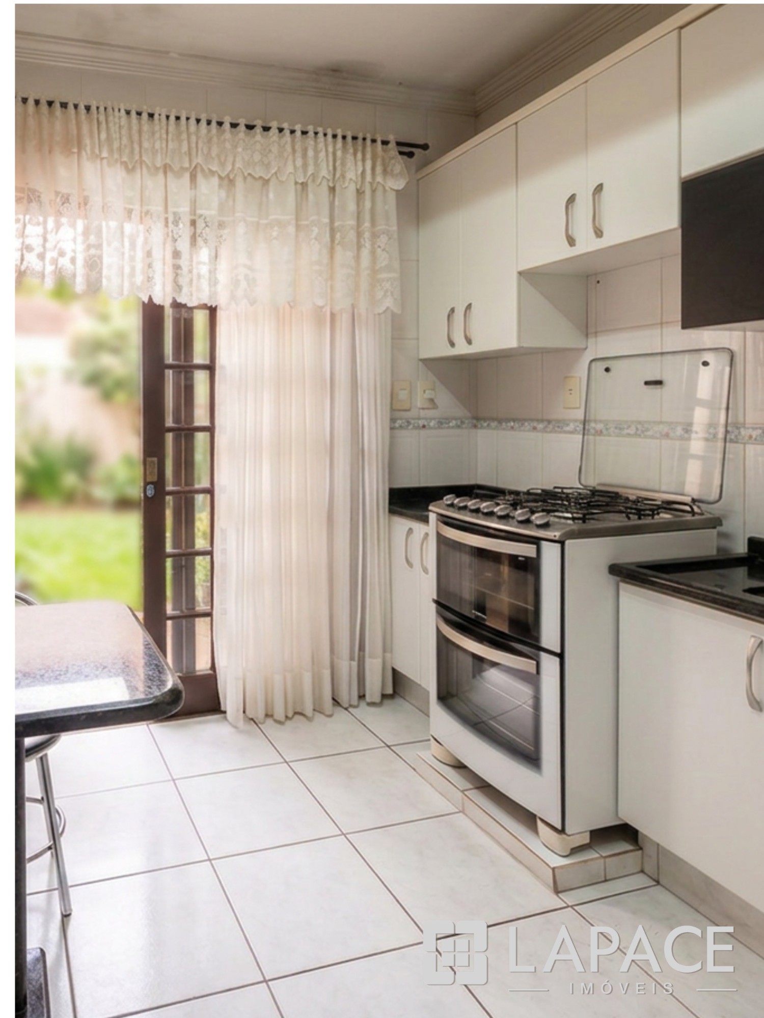 CASA COM 3 QUARTOS, 1 SUÍTE, EDÍCULA COMPLETA E 5 VAGAS DE GARAGEM, NA AV. ANA RITA, UVARANAS, PONTA GROSSA PR — foto 4