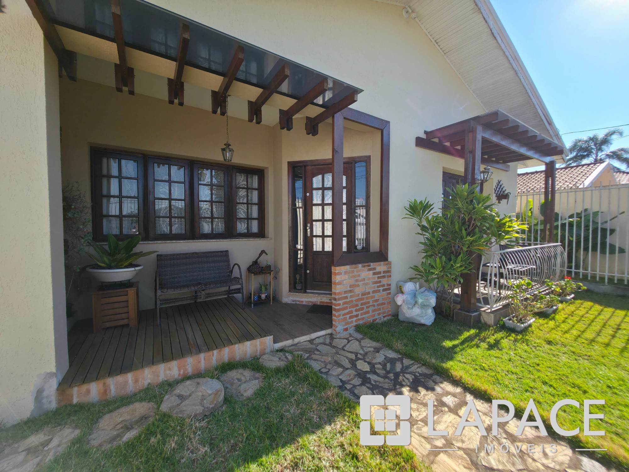 CASA COM 3 QUARTOS, 1 SUÍTE, EDÍCULA COMPLETA E 5 VAGAS DE GARAGEM, NA AV. ANA RITA, UVARANAS, PONTA GROSSA PR — foto 2