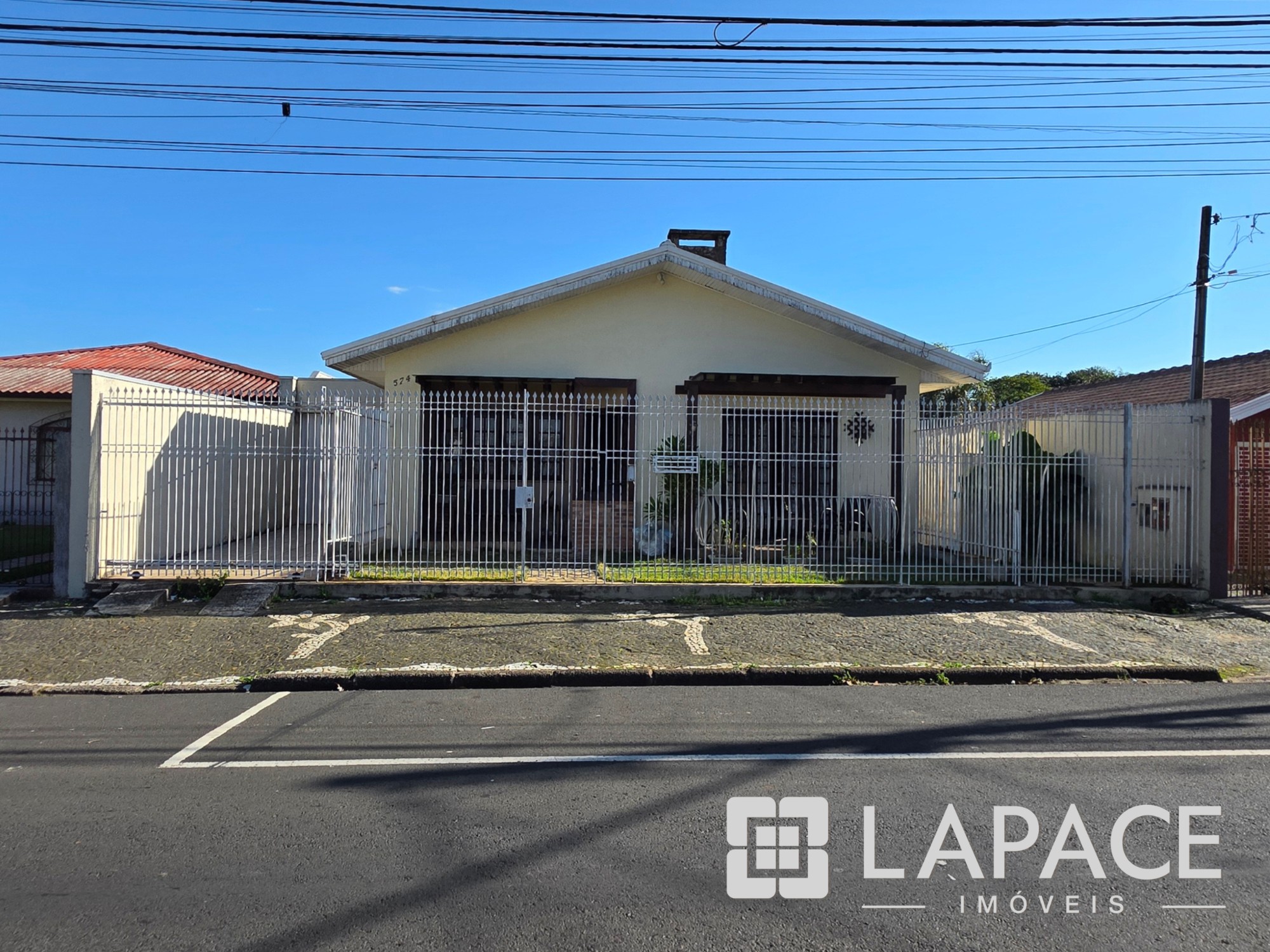 CASA COM 3 QUARTOS, 1 SUÍTE, EDÍCULA COMPLETA E 5 VAGAS DE GARAGEM, NA AV. ANA RITA, UVARANAS, PONTA GROSSA PR — foto 3